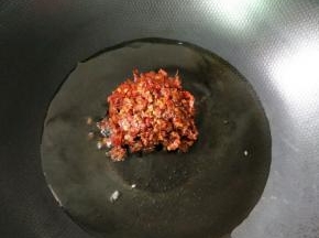 热锅凉油，下辣椒酱。