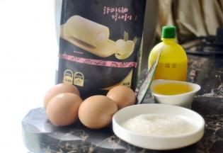 材料：鸡蛋4个   牛奶50克  玉米油50克  低筋面粉52克  糖60克
装饰：红曲粉1克
烘焙模具：学厨11寸正方形烤盘
烘焙时间：170度25分钟