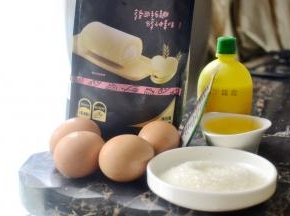 材料：鸡蛋4个   牛奶50克  玉米油50克  低筋面粉52克  糖60克
装饰：红曲粉1克
烘焙模具：学厨11寸正方形烤盘
烘焙时间：170度25分钟