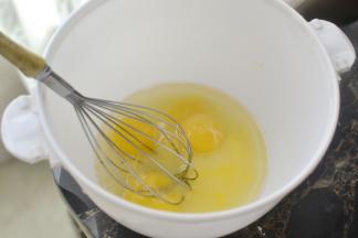 蛋黄、油和牛奶混合搅拌完全融合状态