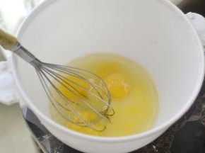 蛋黄、油和牛奶混合搅拌完全融合状态