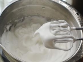 蛋白加几滴柠檬汁打鱼眼泡状态加入20克糖继续打，然后分2次打到湿性发泡为止，提起打蛋器有小弯沟状态