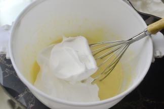 取1/3蛋白到面糊中搅拌均匀