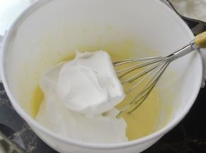 取1/3蛋白到面糊中搅拌均匀