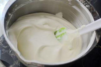 然后再次加入这样分量拌匀后全部倒入剩下的蛋白霜中、用刮刀翻拌均匀