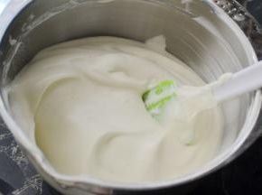 然后再次加入这样分量拌匀后全部倒入剩下的蛋白霜中、用刮刀翻拌均匀