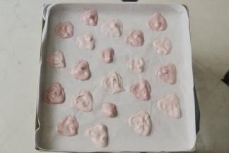 取2个小碗分别装入20克的面糊，然后一个加入0.4克红曲粉，另一个加入0.6左右（感觉差距可以再拉开，我做好的成品色差不是太明显）、然后舀在烘焙纸上，形状根据自己喜欢就好