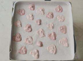 取2个小碗分别装入20克的面糊，然后一个加入0.4克红曲粉，另一个加入0.6左右（感觉差距可以再拉开，我做好的成品色差不是太明显）、然后舀在烘焙纸上，形状根据自己喜欢就好