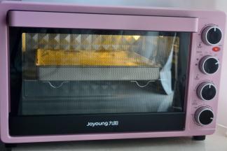 再次放入烤箱170度25分钟左右，拍表面有蓬蓬声音蛋糕不会回缩就可以了