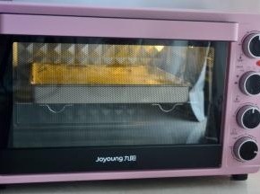 再次放入烤箱170度25分钟左右，拍表面有蓬蓬声音蛋糕不会回缩就可以了