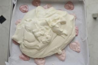 取出将面糊全部倒入震下气泡