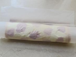 蛋糕再次翻面抹上，然后卷起来，连油纸一起放入冰箱冷藏2个小时左右