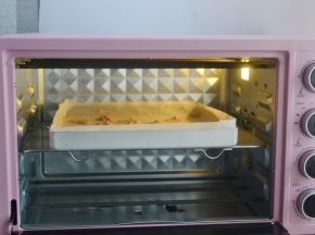 入预热好的烤箱170度一分钟左右