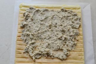 栗子馅和酸奶搅拌成比较稠的状态，如图就好（因为我的馅料比较干所以加了一些浓稠酸奶，或者淡奶油也可以）