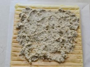 栗子馅和酸奶搅拌成比较稠的状态，如图就好（因为我的馅料比较干所以加了一些浓稠酸奶，或者淡奶油也可以）