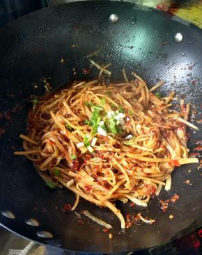 加入葱花炒匀即可