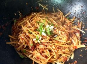 加入葱花炒匀即可