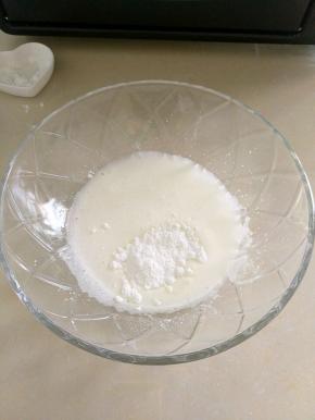 打至比较细腻时加入剩余的糖粉。