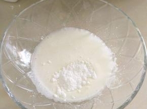 打至比较细腻时加入剩余的糖粉。