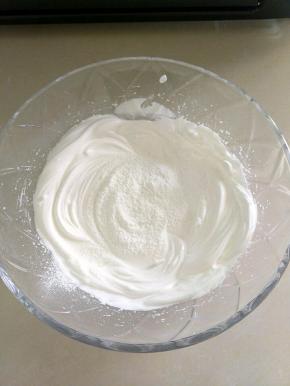 筛入玉米淀粉，用刮刀轻轻的拌匀。