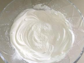 筛入玉米淀粉，用刮刀轻轻的拌匀。