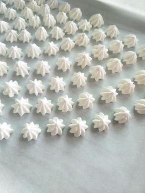 挤入垫有油纸的烤盘里。