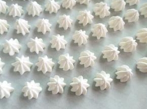 挤入垫有油纸的烤盘里。