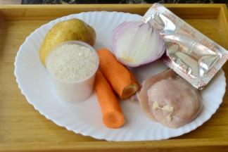 大米3杯 鸡胸肉一块 胡萝卜一根 洋葱半粒 土豆一粒 辅料：咖喱块块 生抽少许 鸡精少许 盐少许