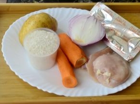 大米3杯 鸡胸肉一块 胡萝卜一根 洋葱半粒 土豆一粒 辅料：咖喱块块 生抽少许 鸡精少许 盐少许