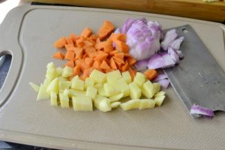 将洋葱、土豆和胡萝卜切小粗粒