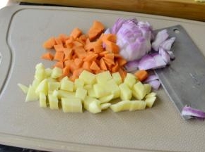 将洋葱、土豆和胡萝卜切小粗粒