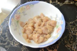 用生抽、淀粉、香油和鸡精抓匀腌制15分钟