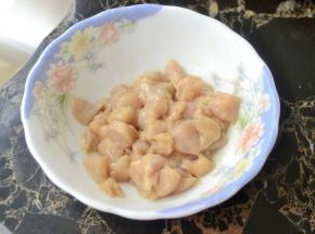 用生抽、淀粉、香油和鸡精抓匀腌制15分钟