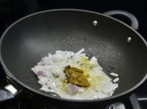 热锅放油小火爆香洋葱和咖喱块