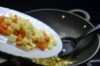 变色后加入胡萝卜土豆