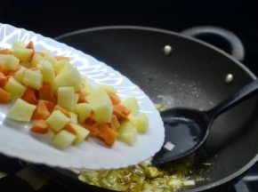 变色后加入胡萝卜土豆