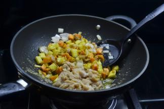 放入鸡肉丁翻炒均匀