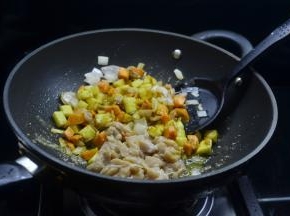 放入鸡肉丁翻炒均匀