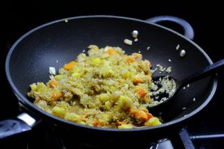 加入洗净的大米一起翻炒裹匀