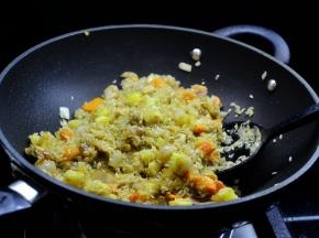 加入洗净的大米一起翻炒裹匀