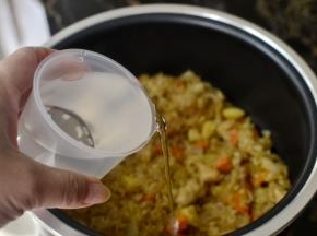 全部放入铁釜电饭煲内按照1:1比例加入纯净水