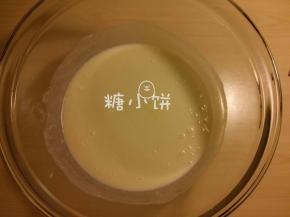 [制作奶黄馅]鸡蛋加糖打散成蛋液，加淡奶油、椰浆和炼乳搅拌均匀