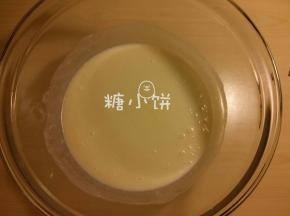 [制作奶黄馅]鸡蛋加糖打散成蛋液，加淡奶油、椰浆和炼乳搅拌均匀