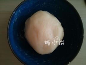 再次送入微波炉中，叮1分钟，搅匀，再叮1分钟，搅匀，最后叮30秒，搅匀。
放凉至不烫手，然后揉成团即成冰皮面团，用保鲜膜包好，放在一边备用。
（普通做法是所有材料混合搅匀后盖上盖子放入蒸锅中蒸25分钟，取出再搅拌均匀）