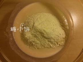 筛入奶粉和低筋面粉的混合粉类拌匀