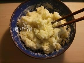 [懒人速成法冰皮]所有冰皮材料放一起，粉和液体搅和搅和，黄油用筷子掐成小块。
800W功率的微波炉叮30-40秒取出，此时黄油融化，用筷子搅和搅和均匀。