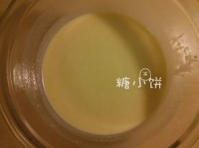加入融化的黄油拌匀。
【补充】网传的这款奶黄馅的方子一般是有吉士粉的，我没有放。如果放的话蛋香会更浓，颜色也会比较黄。