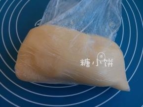 可以直接使用，也可以自然放凉后送入冰箱冷藏之后再用。
因为馅料刚做好的时候比较软，冷藏之后黄油凝固，会变得很容易塑形。
如果觉得不好包的话推荐要做冷藏这一步，如果要做这步的话推荐提前准备馅料。