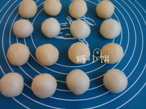 馅料和冰皮都分割成20G一个的小剂子，滚圆备用。
因为我试了一下自己的卡通模子大概适合放40G一个，所以做20G皮20G馅这样的。
用月饼模子压花的话根据实际大小来调整用量，比如50G一个的话可以用25G皮25G馅。