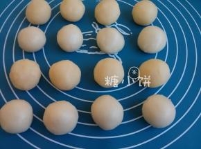 馅料和冰皮都分割成20G一个的小剂子，滚圆备用。
因为我试了一下自己的卡通模子大概适合放40G一个，所以做20G皮20G馅这样的。
用月饼模子压花的话根据实际大小来调整用量，比如50G一个的话可以用25G皮25G馅。